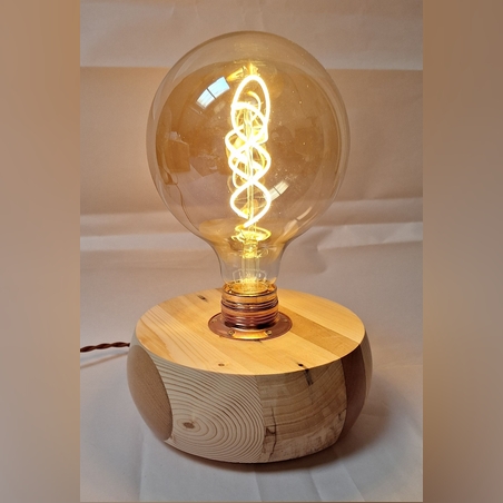 מנורת אוירה מכמה סוגי עצים בעבודת יד