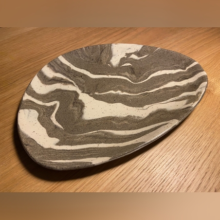 צלחת הגשה עגולה מקרמיקה בצורת כליה בעבודת יד