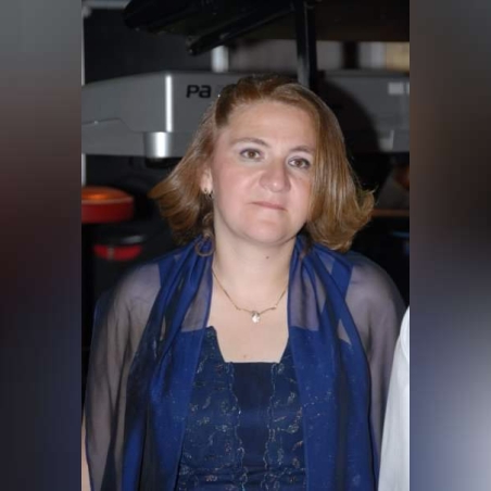 אינה מגדרה סורגת בגדים וחפצי נוי