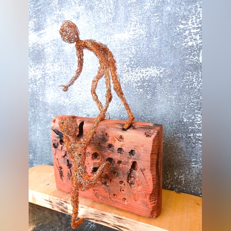 תן לי יד- פסל מחוטי מתכת בעבודת יד