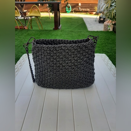 תיק סרוג בגוון אפור עם רצועת שרשרת שחורה