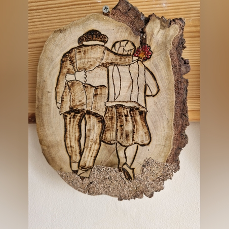 האהבה לא נגמרת בזקנה - תמונת צריבה בעץ