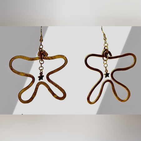 עגילים ענקיים מאלומיניום בצבע זהב עם כוכב שחור זעיר באמצע