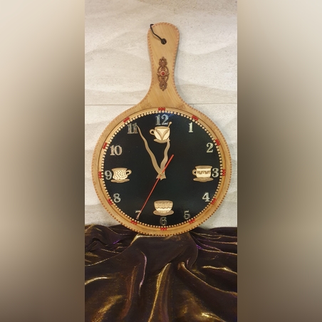 שעון קיר מעץ למטבח על קרש חיתוך