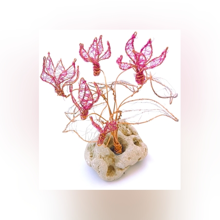 רקפות - פסל מחוטי מתכת בעבודת יד