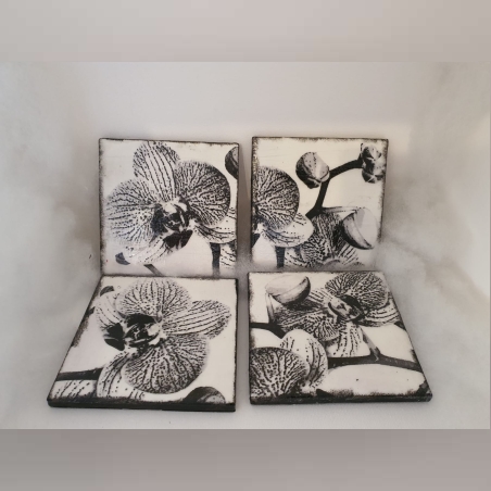 סט 4 תחתיות לכוסות מעץ מעוצבות בדקופאז'- סחלבים שחור לבן