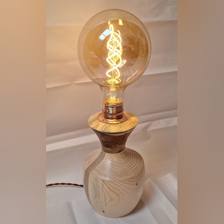 מנורת שולחן מעוצבת מעץ מלא בעבודת יד