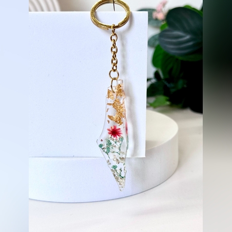 מחזיק מפתחות מפת ישראל מפרחים מיובשים ושרף