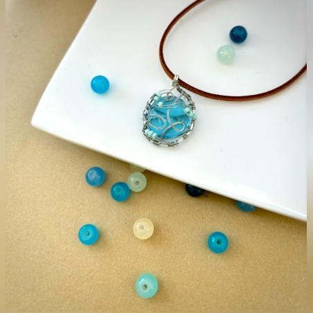 תליון מקולקציית פיתולי הזמן בצבע תכלת