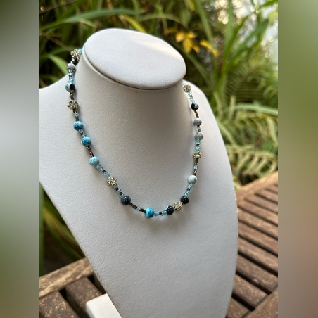 שרשרת חרוזים מהממת בגווני כחול­ תכלת­ כסף¬ צמוד לצוואר