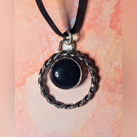 תליון חישוק מלופף עם אבן עגולה