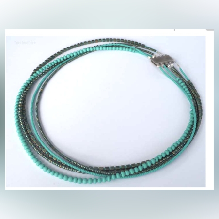 שרשרת חמש שורות חרוזי זכוכית בצבע טורקיז