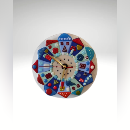שעון קיר צבעוני מזכוכית בעבודת יד