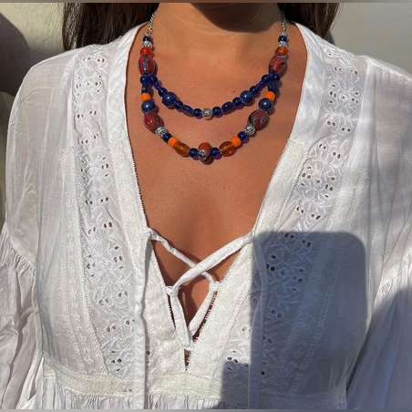 שרשרת כפולה כחולה­כתומה בשילוב חרוזים מצוירים וחרוזי מתכת