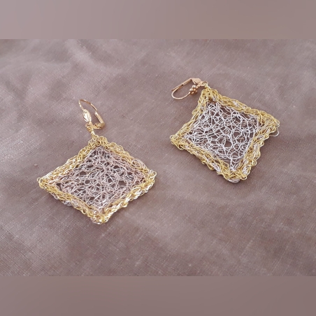 עגיל מעוין סרוג בצבעי כסף וזהב