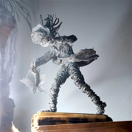 איש ומטריה ברוח 1- פסל מחוטי מתכת בעבודת יד