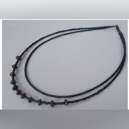 שרשרת שתי שורות חרוזים כחולים משובצים בחרוזים בצבע מתכת