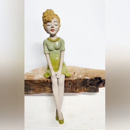 פסל אישה יושבת -4