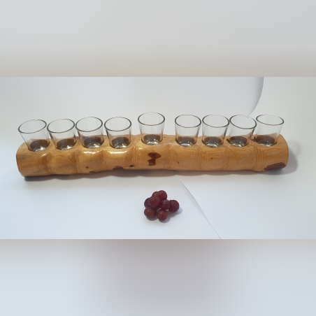 חנוכיה מגולפת בעבודת יד מעץ ברוש מרשים