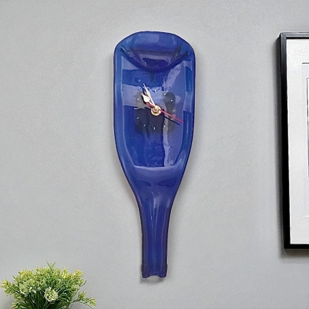 שעון כחול מזכוכית ממוחזרת בעבודת יד