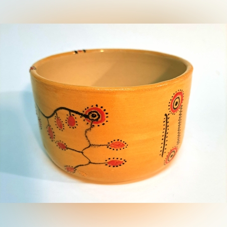 כלי עמוק מחימר לבן מעוטר בסגנון אומנות פרה­קולומביאנית