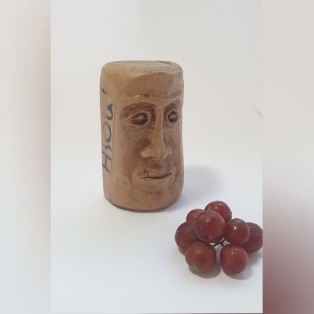 מבט דרמטי¯ האיש החושב פסל ראש מענף שנמצא בערימת גזם