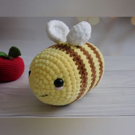 בובת דבורה סרוגה מחוטי קטיפה