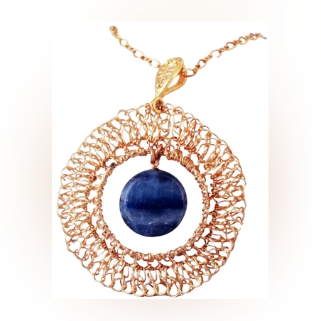 תליון גולדפילד סרוג משובץ אבן כחולה בעבודת יד