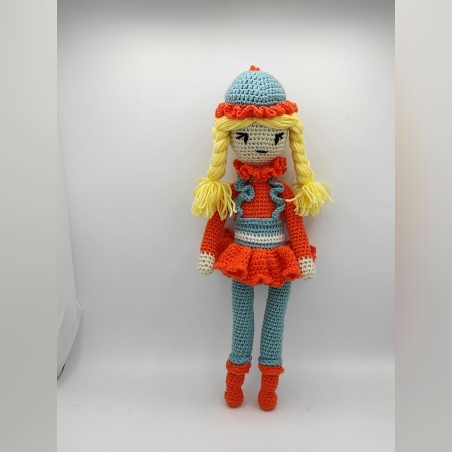 בובה סרוגה עם צמות וכובע בעבודת יד