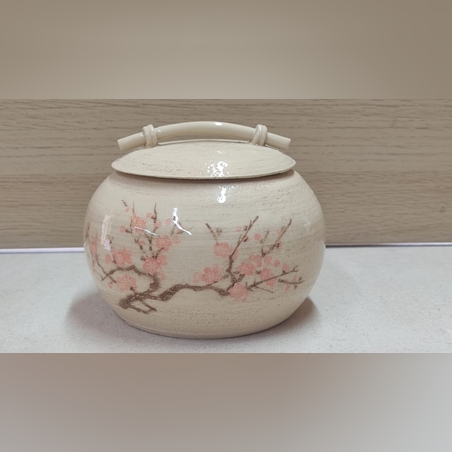 כלי יפני בעבודת יד עם מכסה וידית מעוצבת סאקורה