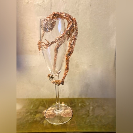 הטביע את יגונו בכוס-פסל מחוטי מתכת בעבודת יד