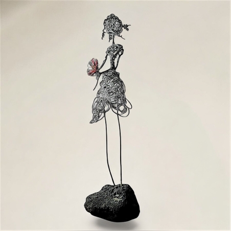 נערה ופרח-פסל מחוטי מתכת בעבודת יד