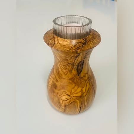 פמוט לנר עשוי מעץ זית בעיצוב יחודי בעבודת יד