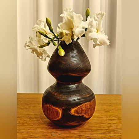 אגרטל מושחר מעץ חרוב בעבודת יד