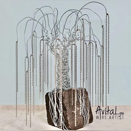 לזכרם- עץ ערבה בוכיה מחוטי ברזל בעבודת יד