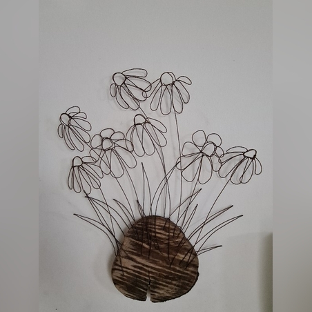 פרחי בר על פיסת גזע עץ עגול