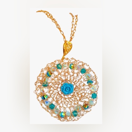 תליון גולדפילד סרוג בשילוב פרח וקריסטלים נוצצים בעבודת יד