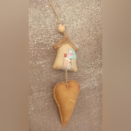 בית ולב תפורים מיוטה במילוי אקרילן עם גג וחרוזי עץ