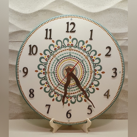 שעון קיר מעץ מעוטר במנדלה ואבני חן