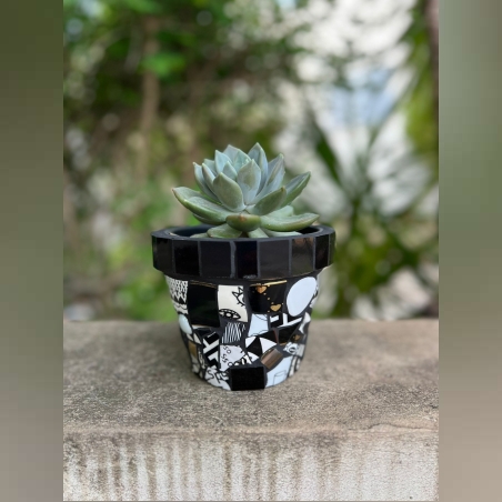 עציץ פסיפס שחור לבן בעבודת יד