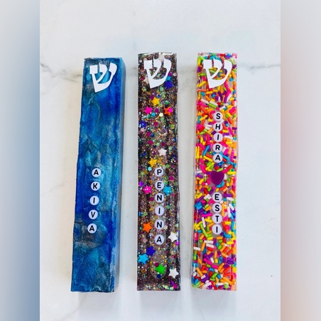 בית מזוזה מאפוקסי בעבודת יד עם שם בהזמנה אישית