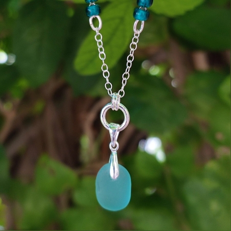 שרשרת עם תליון זכוכית ים בצבע תכלת