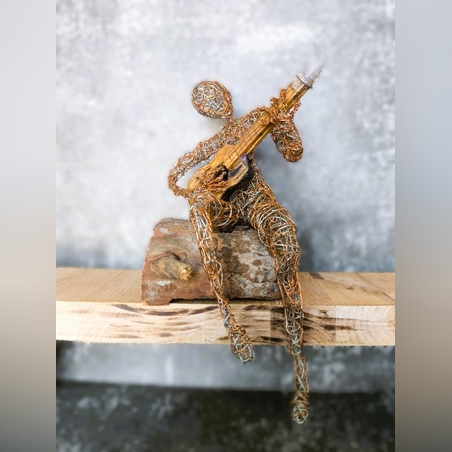 אני גיטרה- פסל מחוטי מתכת בעבודת יד