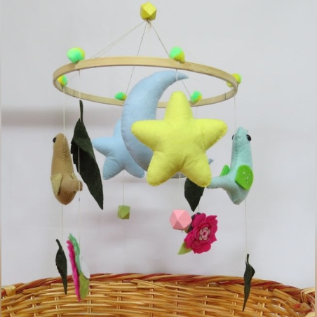 מובייל ציפורים ופרחים צבעוני בעבודת יד