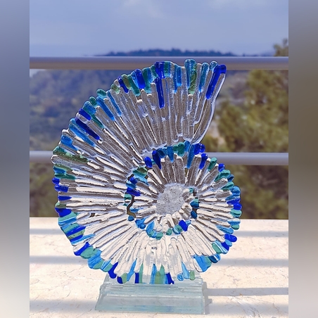 פסלון קונכיה מזכוכית שקופה בעבודת יד