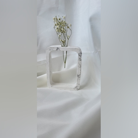 ואזה מלבנית מבטון