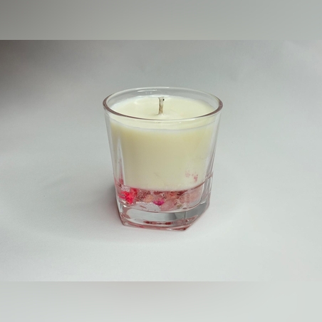 נר מעוצב וריחני עם עיטורי פרחים יבשים בעבודת יד