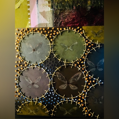 קולאז יפני בעבודת יד מנייר וחוטי נייר וחומרים פולימריים