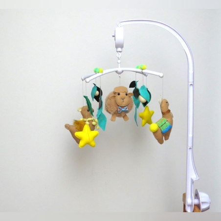 מובייל כבשה עלים וכוכבים בעבודת יד