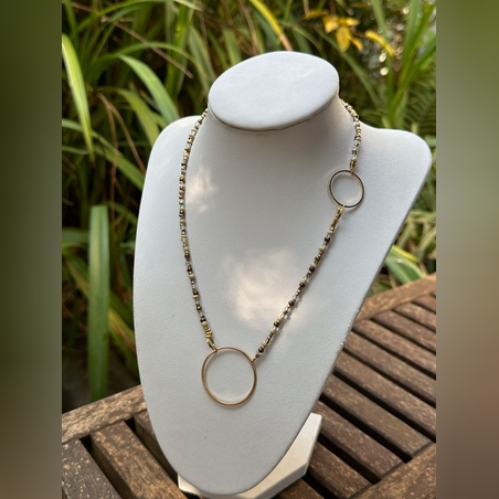 שרשרת חרוזים מוזהבת בשילוב חישוקים מוזהבים